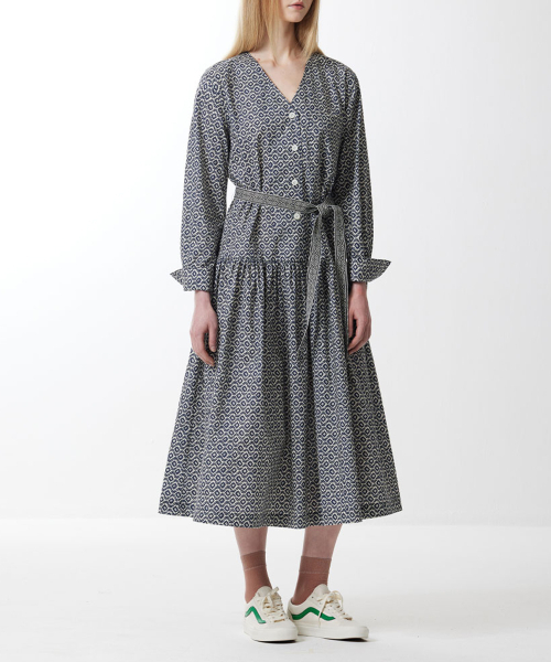 VOYONN(ボヨン)の「Vネックプリントシャーリングシャツワンピースネイビー0058(ワンピース・レディース・ネイビー・MEDIUM/SMALL)」の2枚目の写真