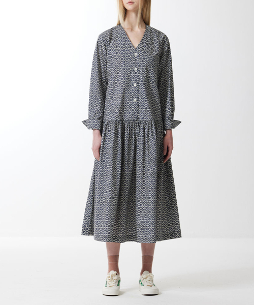 VOYONN(ボヨン)の「Vネックプリントシャーリングシャツワンピースネイビー0058(ワンピース・レディース・ネイビー・MEDIUM/SMALL)」の3枚目の写真