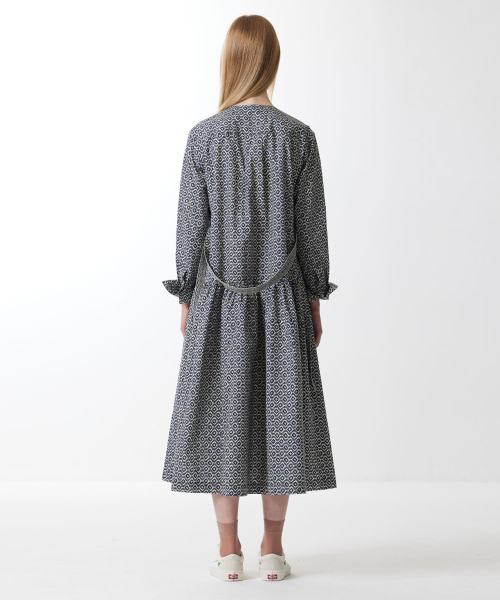 VOYONN(ボヨン)の「Vネックプリントシャーリングシャツワンピースネイビー0058(ワンピース・レディース・ネイビー・MEDIUM/SMALL)」の4枚目の写真