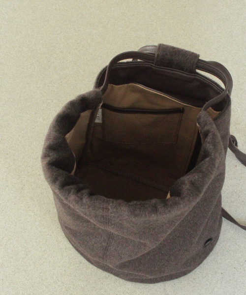 YURT(ユルト)の「CAMPBELL(WOOL)_2color(バックパック/リュック・レディース・ダークブラウン/グレイッシュベージュ・FREE)」の6枚目の写真