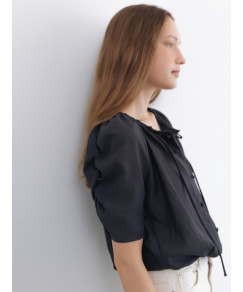 UNNOUT(アナウト)の「SEE-THROUGH SHIRRING BLOUSE CHARCOAL(シャツ/ブラウス・レディース・その他・FREE)」の3枚目の写真