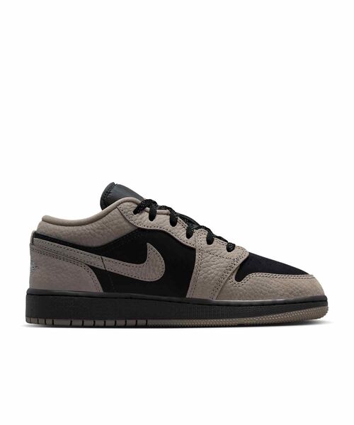 JORDAN BRAND(ジョーダンブランド)の「エア ジョーダン 1 LOW SE ジュニアシューズ / Air Jordan 1 Low SE Big Kids' Shoes IB7111-005 Black(スニーカー・キッズ・ブラック・22.5/23/23.5/24/24.5/25)」の3枚目の写真