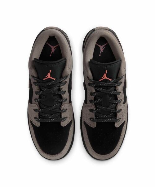 JORDAN BRAND(ジョーダンブランド)の「エア ジョーダン 1 LOW SE ジュニアシューズ / Air Jordan 1 Low SE Big Kids' Shoes IB7111-005 Black(スニーカー・キッズ・ブラック・22.5/23/23.5/24/24.5/25)」の4枚目の写真
