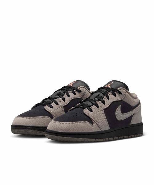 JORDAN BRAND(ジョーダンブランド)の「エア ジョーダン 1 LOW SE ジュニアシューズ / Air Jordan 1 Low SE Big Kids' Shoes IB7111-005 Black(スニーカー・キッズ・ブラック・22.5/23/23.5/24/24.5/25)」の5枚目の写真
