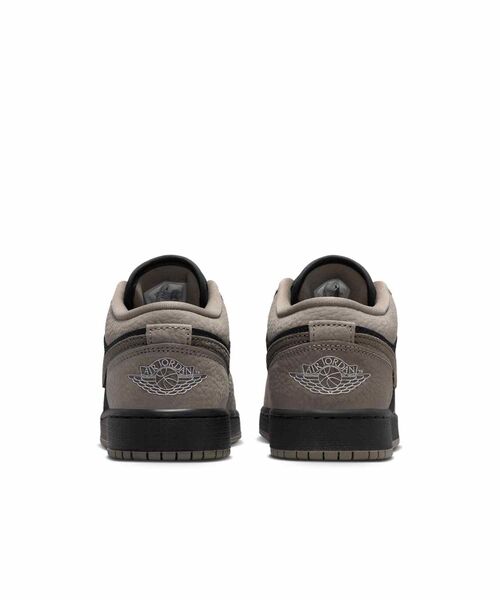JORDAN BRAND(ジョーダンブランド)の「エア ジョーダン 1 LOW SE ジュニアシューズ / Air Jordan 1 Low SE Big Kids' Shoes IB7111-005 Black(スニーカー・キッズ・ブラック・22.5/23/23.5/24/24.5/25)」の6枚目の写真