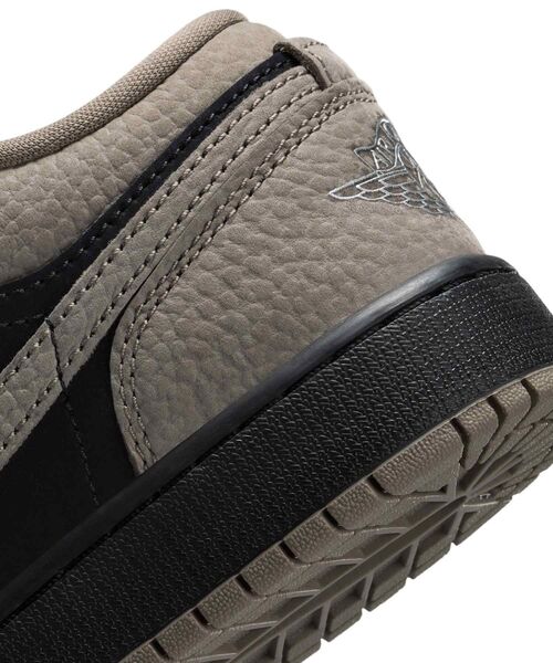 JORDAN BRAND(ジョーダンブランド)の「エア ジョーダン 1 LOW SE ジュニアシューズ / Air Jordan 1 Low SE Big Kids' Shoes IB7111-005 Black(スニーカー・キッズ・ブラック・22.5/23/23.5/24/24.5/25)」の8枚目の写真