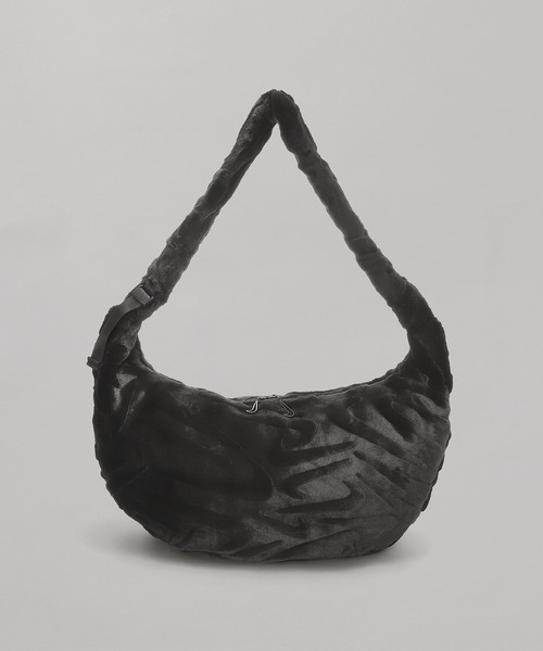 NIKE(ナイキ)の「NIKE NSW FX FUR SLOUCHY BAG HQ7515-010(ショルダーバッグ・レディース・ブラック・ONE SIZE)」の1枚目の写真