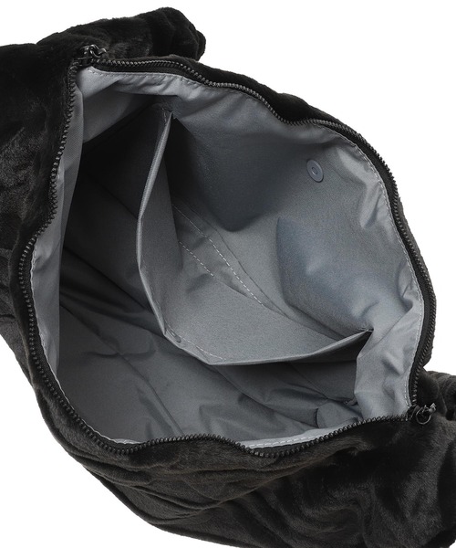 NIKE(ナイキ)の「NIKE NSW FX FUR SLOUCHY BAG HQ7515-010(ショルダーバッグ・レディース・ブラック・ONE SIZE)」の5枚目の写真