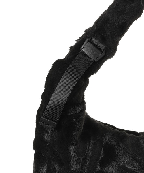 NIKE(ナイキ)の「NIKE NSW FX FUR SLOUCHY BAG HQ7515-010(ショルダーバッグ・レディース・ブラック・ONE SIZE)」の6枚目の写真