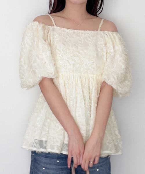 junoah(ジュノア)の「2wayオフショルフリンジジャガードペプラムトップス(シャツ/ブラウス・レディース・アイボリー/ブラック/ピンク・LARGE/MEDIUM/SMALL)」の2枚目の写真