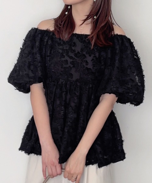 junoah(ジュノア)の「2wayオフショルフリンジジャガードペプラムトップス(シャツ/ブラウス・レディース・アイボリー/ブラック/ピンク・LARGE/MEDIUM/SMALL)」の3枚目の写真