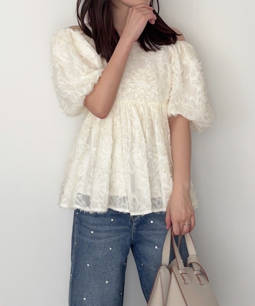 junoah(ジュノア)の「2wayオフショルフリンジジャガードペプラムトップス(シャツ/ブラウス・レディース・アイボリー/ブラック/ピンク・LARGE/MEDIUM/SMALL)」の5枚目の写真