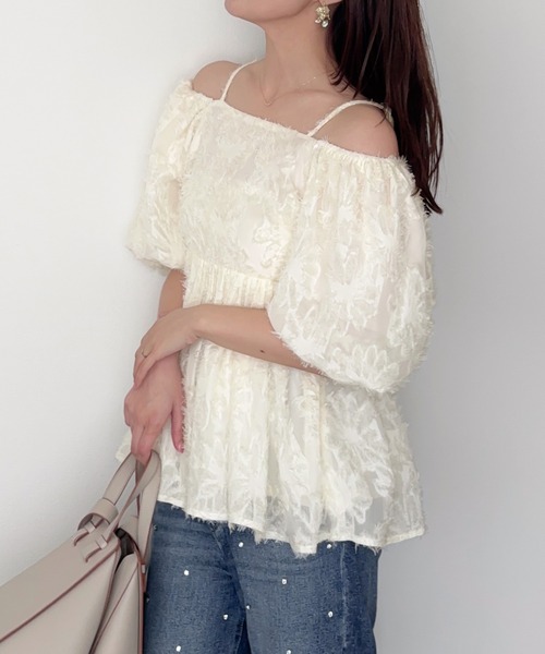 junoah(ジュノア)の「2wayオフショルフリンジジャガードペプラムトップス(シャツ/ブラウス・レディース・アイボリー/ブラック/ピンク・LARGE/MEDIUM/SMALL)」の6枚目の写真