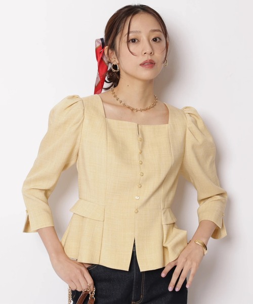 JUSGLITTY(ジャスグリッティー)の「スクエアネックペプラムブラウス(シャツ/ブラウス・レディース・イエロー・2/1)」の2枚目の写真