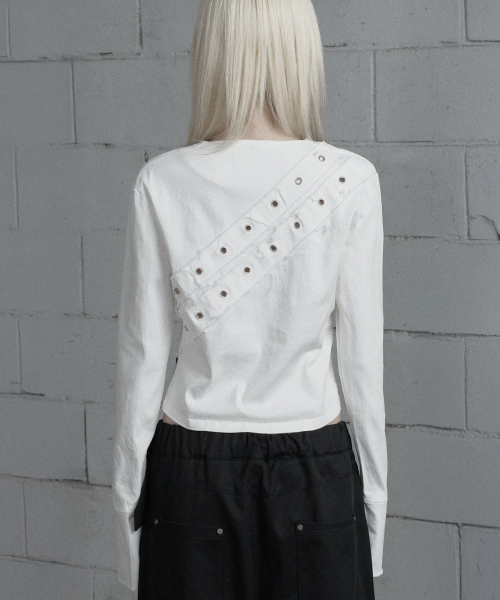 ETRE AU SOMMET(エトレオソメ)の「Back Diagonal Eyelet Collarless Crop Jacket (White)(デニムジャケット・レディース・ホワイト・1/2)」の2枚目の写真