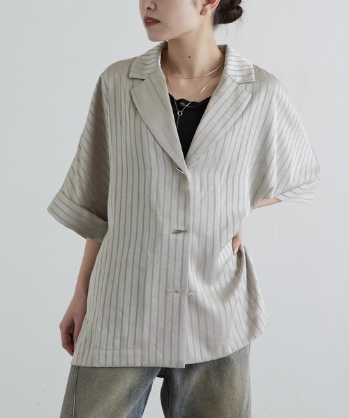 Lui's（ルイス）の「レースサテン開襟シャツ（シャツ/ブラウス・レディース・ベージュ/ブラック/オフホワイト・FREE）」の3枚目の写真