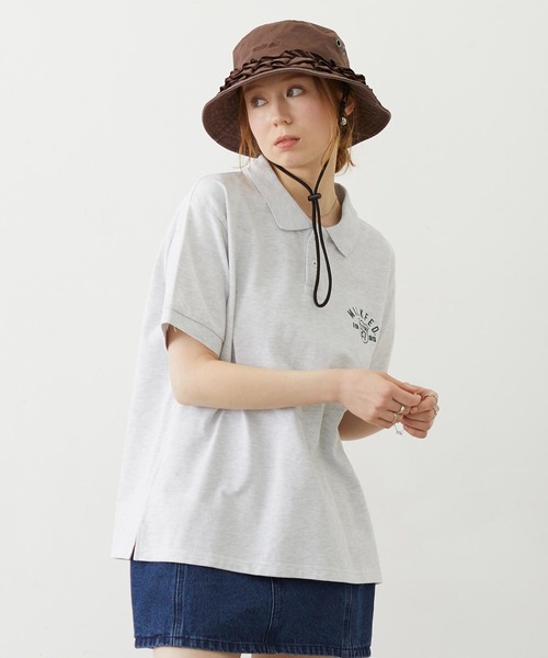 MILKFED.(ミルクフェド)の「EMBLEM EMBROIDERED POLO SHIRT(シャツ/ブラウス・レディース・チャコール/アッシュ/ライトピンク・S/M)」の1枚目の写真