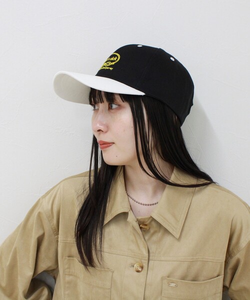 fredy emue（フレディエミュ）の「バイカラー刺繍キャップ（キャップ・レディース・ブラック系その他3/ブルー系その他3/パープル系その他3・FREE）」の2枚目の写真