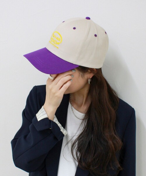 fredy emue（フレディエミュ）の「バイカラー刺繍キャップ（キャップ・レディース・ブラック系その他3/ブルー系その他3/パープル系その他3・FREE）」の3枚目の写真