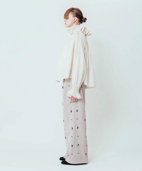 Canaco_(カナコ)の「canaco_:GATHERED NECKLINE BLOUSE/ギャザーネックブラウス(シャツ/ブラウス・レディース・ブラック/ホワイト・2)」の3枚目の写真