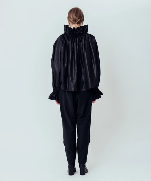 Canaco_(カナコ)の「canaco_:GATHERED NECKLINE BLOUSE/ギャザーネックブラウス(シャツ/ブラウス・レディース・ブラック/ホワイト・2)」の5枚目の写真