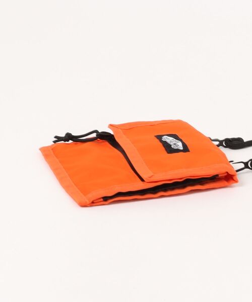 VANS(バンズ)の「VANS ヴァンズ Lawler Pouch カジュアルバッグ VN000T63FLM Flame(ボディバッグ/ウエストポーチ・メンズ・オレンジ・FREE)」の3枚目の写真