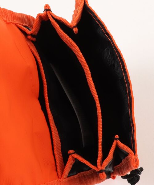 VANS(バンズ)の「VANS ヴァンズ Lawler Pouch カジュアルバッグ VN000T63FLM Flame(ボディバッグ/ウエストポーチ・メンズ・オレンジ・FREE)」の4枚目の写真