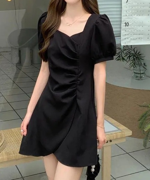 SHEPP(シープ)の「アシンメトリーギャザー半袖ミニワンピース(ワンピース・レディース・アイボリー/ブラック・S/M)」の4枚目の写真