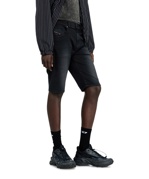 DIESEL（ディーゼル）の「メンズ ジョグ ショートパンツ 2033 D-KROOLEY-SHORT（その他パンツ・メンズ・ブラック系その他・26inch/30inch/28inch/32inch/34inch/36inch）」の2枚目の写真