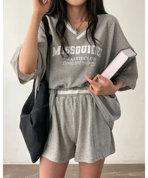 CHEER(チアー)の「カレッジロゴ スポーティーTシャツ&ショートパンツ セットアップ(セットアップ・レディース・ブラック/グレー/ホワイト・FREE)」の4枚目の写真