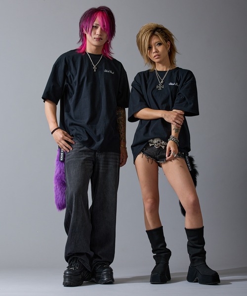 BLACK PEACH(ブラックピーチ)の「【BLACK PEACH】コラボプリント 半袖Tシャツ(Tシャツ/カットソー・レディース・ブラック・SMALL/LARGE/MEDIUM)」の2枚目の写真