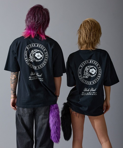 BLACK PEACH(ブラックピーチ)の「【BLACK PEACH】コラボプリント 半袖Tシャツ(Tシャツ/カットソー・レディース・ブラック・SMALL/LARGE/MEDIUM)」の4枚目の写真