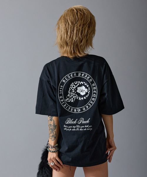BLACK PEACH(ブラックピーチ)の「【BLACK PEACH】コラボプリント 半袖Tシャツ(Tシャツ/カットソー・レディース・ブラック・SMALL/LARGE/MEDIUM)」の9枚目の写真