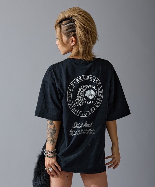 BLACK PEACH(ブラックピーチ)の「【BLACK PEACH】コラボプリント 半袖Tシャツ(Tシャツ/カットソー・レディース・ブラック・SMALL/LARGE/MEDIUM)」の10枚目の写真