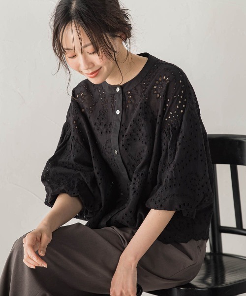Droite lautreamont（ドロワットロートレアモン）の「カットワーク刺繍バンドカラーブラウス（シャツ/ブラウス・レディース・オフホワイト/ブラック・M）」の5枚目の写真