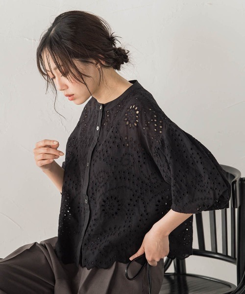 Droite lautreamont（ドロワットロートレアモン）の「カットワーク刺繍バンドカラーブラウス（シャツ/ブラウス・レディース・オフホワイト/ブラック・M）」の4枚目の写真