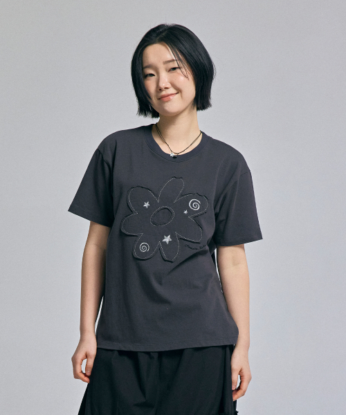 AWESOME STUDIO(オーサムスタジオ)の「フラワーパッチワーク半袖Tシャツチャコール(Tシャツ/カットソー・レディース・チャコール・FREE)」の2枚目の写真