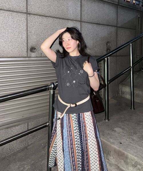 AWESOME STUDIO(オーサムスタジオ)の「フラワーパッチワーク半袖Tシャツチャコール(Tシャツ/カットソー・レディース・チャコール・FREE)」の8枚目の写真