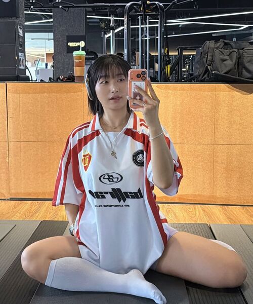 BATTRACT(バトラクト)の「カラーフットボールオーバーサイズ半袖ジャージ_ブラック(レッド)(Tシャツ/カットソー・メンズ・ブラック・1/2)」の4枚目の写真