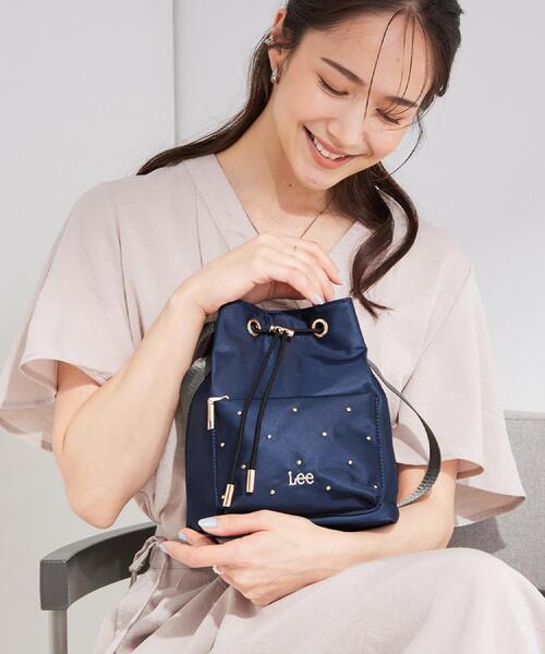 Lee(リー)の「【Lee別注/撥水】スタッズ巾着ショルダーバッグ(ショルダーバッグ・レディース・ブラック/グレー/ライトパープル/ピンク系その他2/ブラック系7/ネイビー系5/サックスブルー系7/ピンク系/ゴールド系7・00)」の4枚目の写真