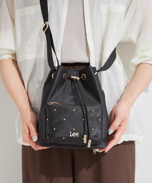 Lee(リー)の「【Lee別注/撥水】スタッズ巾着ショルダーバッグ(ショルダーバッグ・レディース・ブラック/グレー/ライトパープル/ピンク系その他2/ブラック系7/ネイビー系5/サックスブルー系7/ピンク系/ゴールド系7・00)」の1枚目の写真