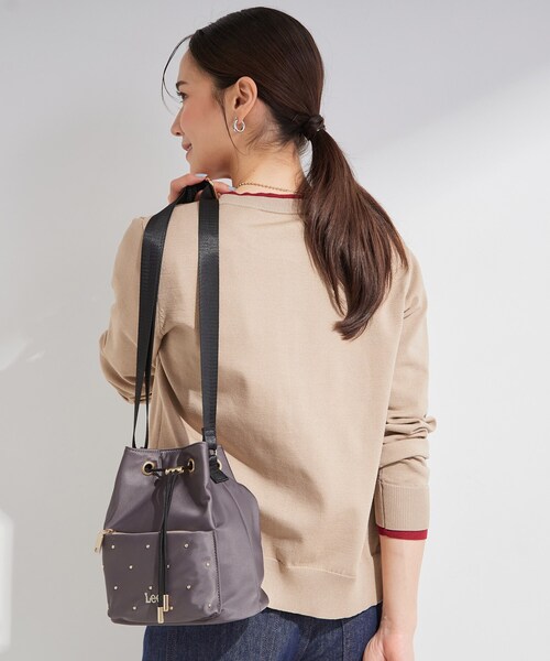 Lee（リー）の「【Lee別注／撥水】スタッズ巾着ショルダーバッグ（ショルダーバッグ・レディース・ブラック/グレー/ライトパープル/ピンク系その他2/ブラック系7/ネイビー系5/サックスブルー系7/ピンク系/ゴールド系7/アイボリー・00）」の13枚目の写真