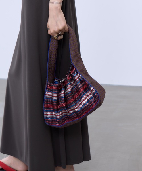 THINGS THAT MATTER(シングス ザット マター)の「【LIMITED FABRIC】DRAWSTRING ONE HANDLE BAG / ドローストリング ワン ハンドル バッグ(ショルダーバッグ・レディース・ブルー/ベージュ/レッド・FREE)」の10枚目の写真