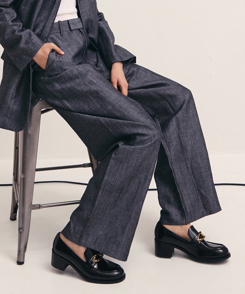 CHARLES & KEITH(チャールズ & キース)の「メタリックバックル ローファーパンプス(ローファー・レディース・ブラック系その他7/バーガンディー・25.5cm/25cm/24.5cm/23.5cm/23cm/22.5cm)」の2枚目の写真