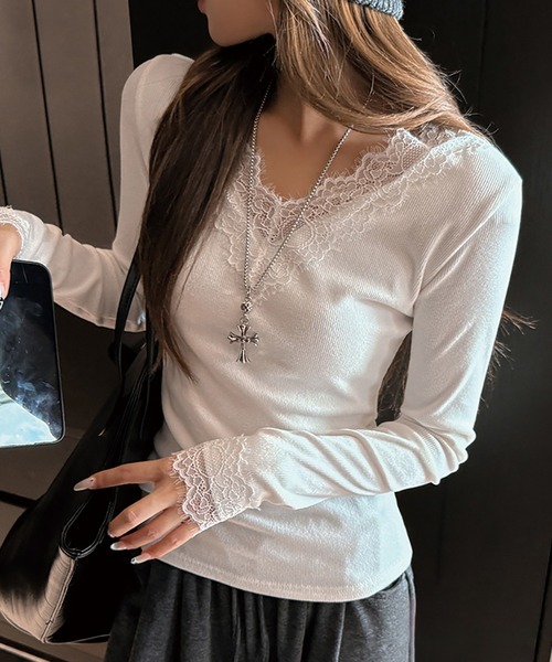 lilful(リルフル)の「【26年秋冬新作】レーストリム Vネックリブトップス(Tシャツ/カットソー・レディース・ホワイト/ブラック・S/M)」の2枚目の写真