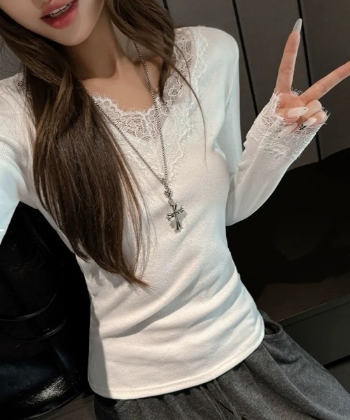 lilful(リルフル)の「【26年秋冬新作】レーストリム Vネックリブトップス(Tシャツ/カットソー・レディース・ホワイト/ブラック・S/M)」の9枚目の写真