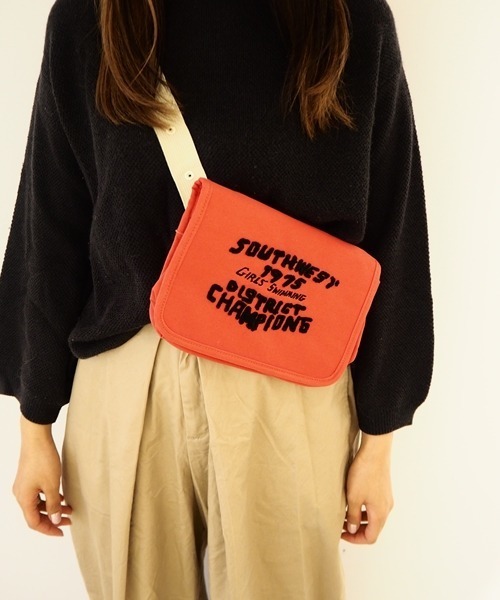 Casselini（キャセリーニ）の「ユニフォーム刺繍ウエストBAG（ボディバッグ/ウエストポーチ・レディース・ホワイト/ブラウン/レッド/グリーン・FREE）」の2枚目の写真