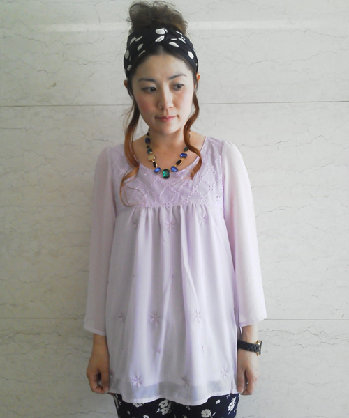 MAJESTIC LEGON(マジェスティックレゴン)の「チュール×刺繍TUN(シャツ/ブラウス・レディース・ネイビー/ラベンダー/ピンク/アイボリー・FREE)」の4枚目の写真