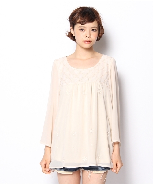 MAJESTIC LEGON(マジェスティックレゴン)の「チュール×刺繍TUN(シャツ/ブラウス・レディース・ネイビー/ラベンダー/ピンク/アイボリー・FREE)」の5枚目の写真