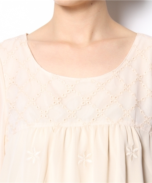 MAJESTIC LEGON(マジェスティックレゴン)の「チュール×刺繍TUN(シャツ/ブラウス・レディース・ネイビー/ラベンダー/ピンク/アイボリー・FREE)」の8枚目の写真